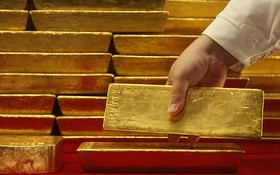 اوج‌گیری دلار مانع رشد طلا شد