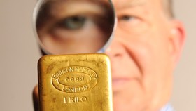 طلای جهانی دلار را پس زد