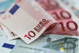 یورو سقوط کرد، دلار بالا رفت