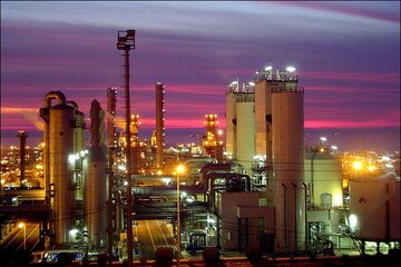 شرکت ملی نفت ابوظبی به دنبال توسعه فعالیت های خود در صنایع شیمیایی و پتروشیمی