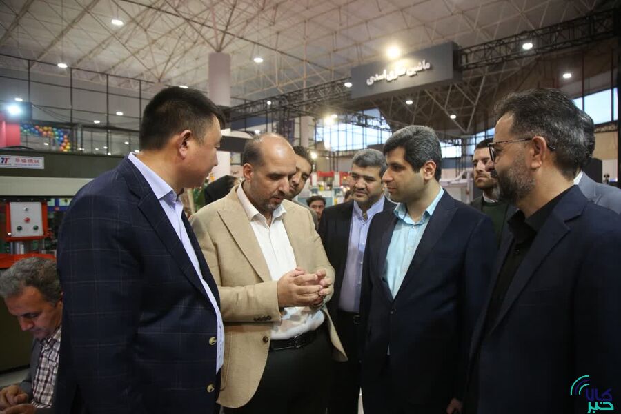 بازدید مدیرعامل بورس کالای ایران از واحدهای تولیدی و نمایشگاه «مواد اولیه، ماشینآلات، تکنولوژی، چرم و صنایع وابسته صنعت کفش ایران_قم»