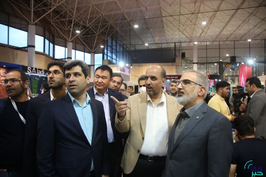 بازدید مدیرعامل بورس کالای ایران از واحدهای تولیدی و نمایشگاه «مواد اولیه، ماشینآلات، تکنولوژی، چرم و صنایع وابسته صنعت کفش ایران_قم»