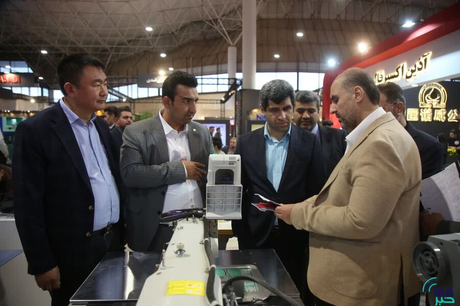 بازدید مدیرعامل بورس کالای ایران از واحدهای تولیدی و نمایشگاه «مواد اولیه، ماشینآلات، تکنولوژی، چرم و صنایع وابسته صنعت کفش ایران_قم»