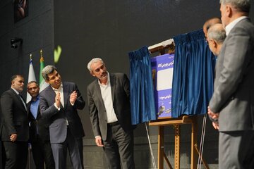 وزیر اقتصاد از شمش های طلای گرمی بورس کالا رونمایی کرد/
هر شمش طلا، ۳۰ گرم